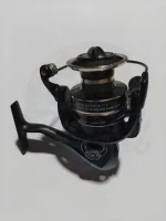 مشخصات محصول مشخصات کلی برند YUMOLUN مدل AC7000 جنس اسپول فلزی جنس کمان ضخیم فلزی ضریب چرخش دسته 5.1:1 تعداد بلبرینگ 13 نوع کلاج کلاج جلو ظرفیت نخ گیری 0.28/350 0.31/290 قابلیت جابجایی دسته دارد