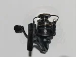 مشخصات محصول مشخصات کلی برند YUMOLUN مدل AC7000 جنس اسپول فلزی جنس کمان ضخیم فلزی ضریب چرخش دسته 5.1:1 تعداد بلبرینگ 13 نوع کلاج کلاج جلو ظرفیت نخ گیری 0.28/350 0.31/290 قابلیت جابجایی دسته دارد